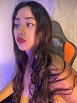 Snapshot of Valentinne_z chatting on 02/14/26, 08:25 Valentinne z online show from 02/14/26, 08:25