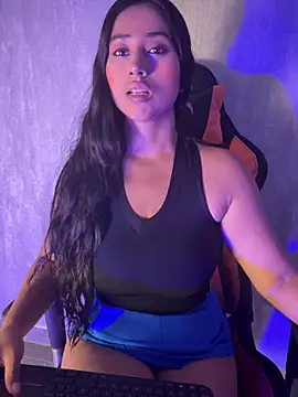 Snapshot of Valentinne_z chatting on 12/19/25, 10:56 Valentinne z online show from 12/19/25, 10:56