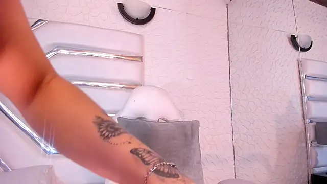 JuliaDawson  online show from 10/30/25, 09:44