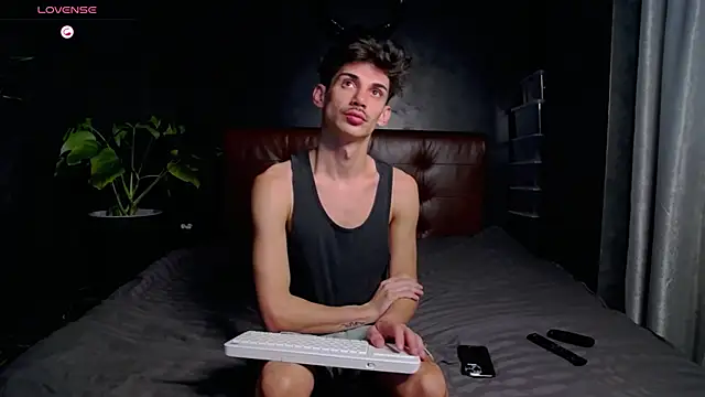 Snapshot of DanielCrush1 chatting on 11/05/25, 11:02 DanielCrush1 online show from 11/05/25, 11:02