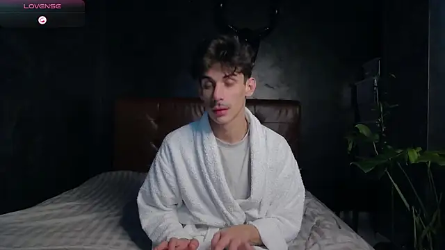 Snapshot of DanielCrush1 chatting on 11/16/25, 01:38 DanielCrush1 online show from 11/16/25, 01:38