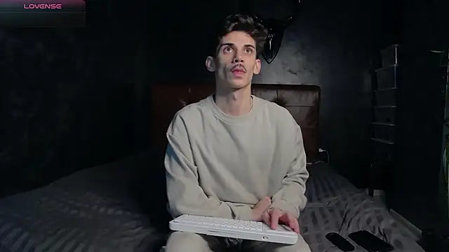 Snapshot of DanielCrush1 chatting on 12/03/25, 02:16 DanielCrush1 online show from 12/03/25, 02:16