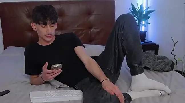 Snapshot of DanielCrush1 chatting on 02/13/25, 12:11 DanielCrush1 online show from 02/13/25, 12:11