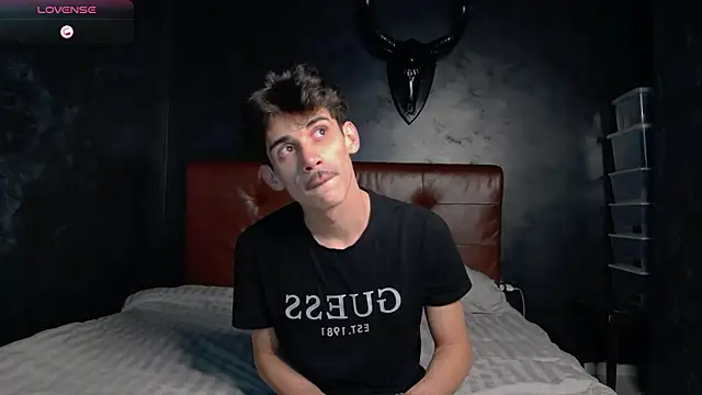 Snapshot of DanielCrush1 chatting on 12/23/25, 01:49 DanielCrush1 online show from 12/23/25, 01:49