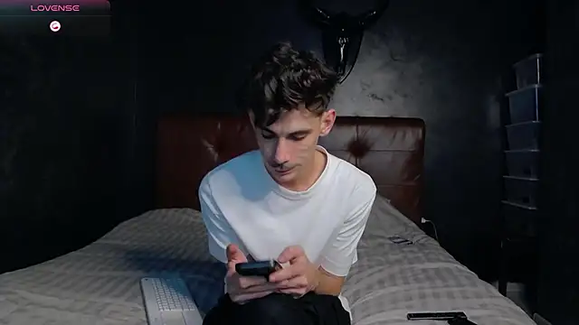 Snapshot of DanielCrush1 chatting on 11/25/25, 05:24 DanielCrush1 online show from 11/25/25, 05:24