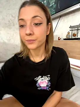 KarlaLuar  online show from 10/29/25, 12:04