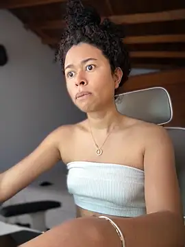 GabriSaenz online show from 11/24/25, 02:17