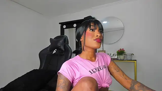 Snapshot of Emattaylor chatting on 11/07/25, 11:48 Emattaylor online show from 11/07/25, 11:48