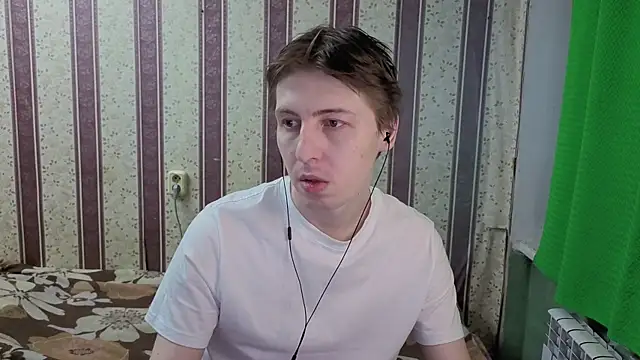 Snapshot of darienlarge chatting on 05/07/26, 02:27 darienlarge online show from 05/07/26, 02:27