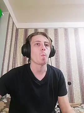 Snapshot of darienlarge chatting on 10/25/25, 04:51 darienlarge online show from 10/25/25, 04:51