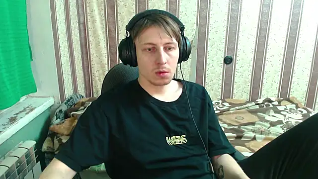 Snapshot of darienlarge chatting on 10/29/25, 04:28 darienlarge online show from 10/29/25, 04:28