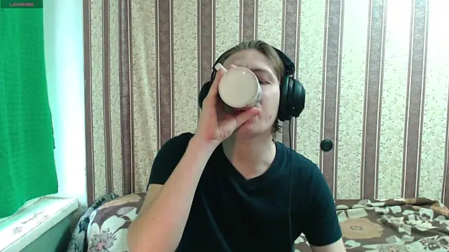 Snapshot of darienlarge chatting on 10/24/25, 10:47 darienlarge online show from 10/24/25, 10:47