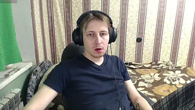 Snapshot of darienlarge chatting on 11/22/25, 05:23 darienlarge online show from 11/22/25, 05:23