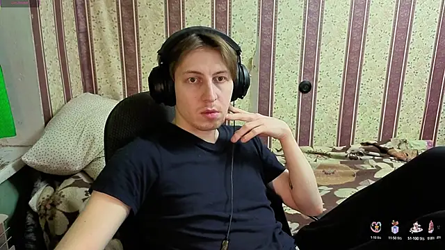 Snapshot of darienlarge chatting on 12/18/25, 02:43 darienlarge online show from 12/18/25, 02:43