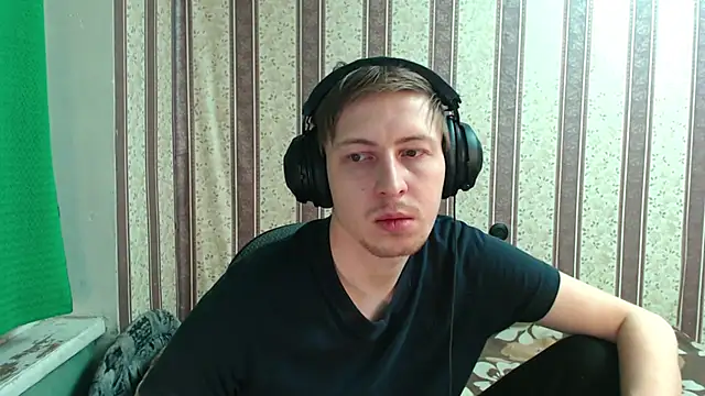 Snapshot of darienlarge chatting on 10/31/25, 02:30 darienlarge online show from 10/31/25, 02:30