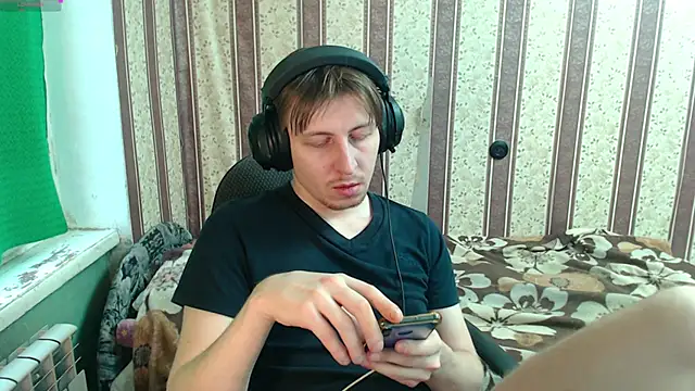 Snapshot of darienlarge chatting on 11/24/25, 12:16 darienlarge online show from 11/24/25, 12:16