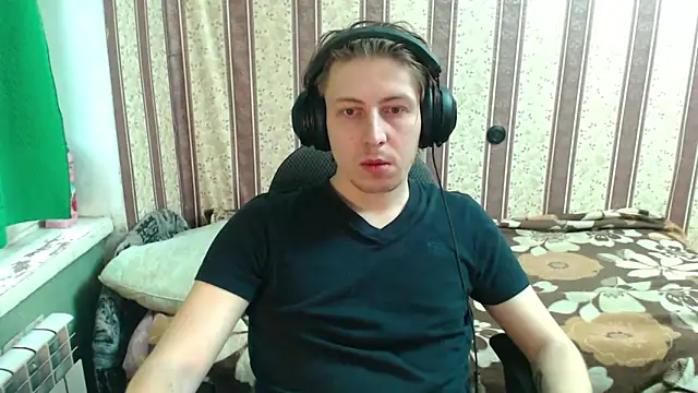 Snapshot of darienlarge chatting on 10/26/25, 12:27 darienlarge online show from 10/26/25, 12:27