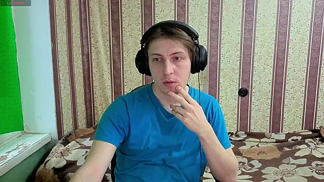 Snapshot of darienlarge chatting on 12/15/25, 08:20 darienlarge online show from 12/15/25, 08:20