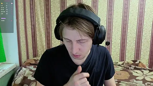 Snapshot of darienlarge chatting on 12/17/25, 10:31 darienlarge online show from 12/17/25, 10:31