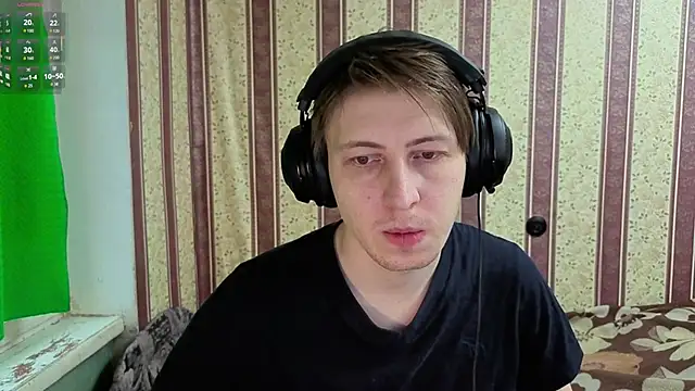 Snapshot of darienlarge chatting on 12/16/25, 07:56 darienlarge online show from 12/16/25, 07:56