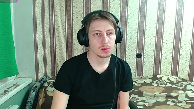 Snapshot of darienlarge chatting on 11/30/25, 04:02 darienlarge online show from 11/30/25, 04:02