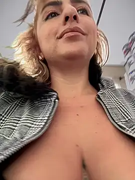 Snapshot of sammyqueenx21 chatting on 03/04/25, 02:21 sammyqueenx21 online show from 03/04/25, 02:21