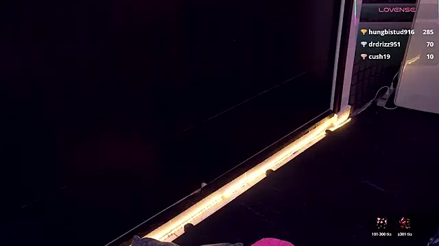 Snapshot of bull_vixen2001 chatting on 12/17/25, 11:48 bull vixen2001 online show from 12/17/25, 11:48