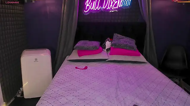 Snapshot of bull_vixen2001 chatting on 09/18/25, 12:08 bull vixen2001 online show from 09/18/25, 12:08