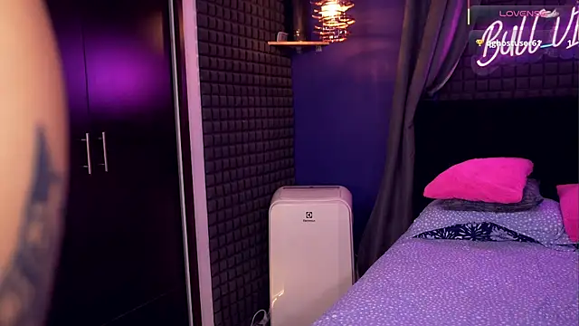 Snapshot of bull_vixen2001 chatting on 12/14/25, 09:48 bull vixen2001 online show from 12/14/25, 09:48