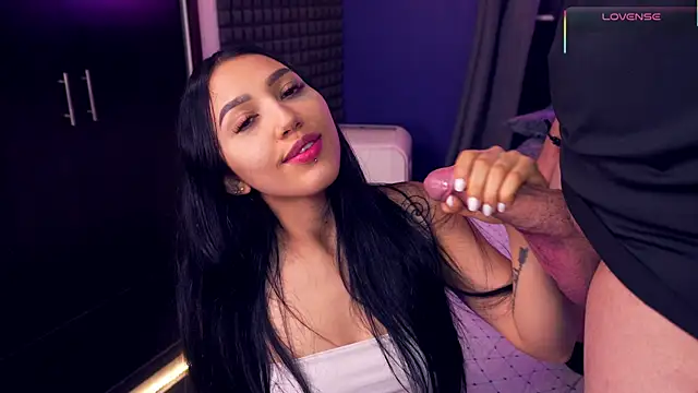 Snapshot of bull_vixen2001 chatting on 12/01/25, 10:43 bull vixen2001 online show from 12/01/25, 10:43