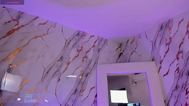 Snapshot of ErikaBenz_ chatting on 12/05/25, 04:33 ErikaBenz online show from 12/05/25, 04:33