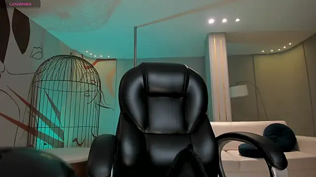 Snapshot of ErikaBenz_ chatting on 10/27/25, 12:28 ErikaBenz online show from 10/27/25, 12:28