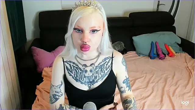 Snapshot of HelenGoat chatting on 10/30/25, 11:45 HelenGoat online show from 10/30/25, 11:45