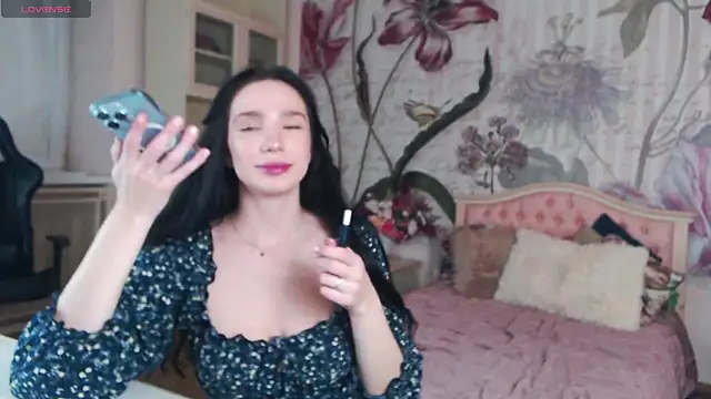 Snapshot of AliciaBow chatting on 11/05/25, 01:36 AliciaBow online show from 11/05/25, 01:36