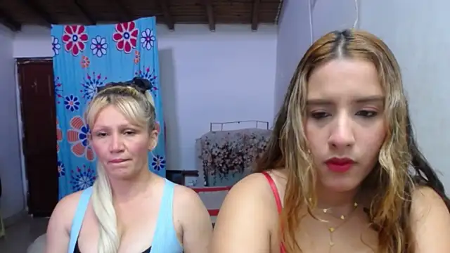 Snapshot of Nicolle_Milf chatting on 10/10/25, 06:42 Nicolle Milf online show from 10/10/25, 06:42