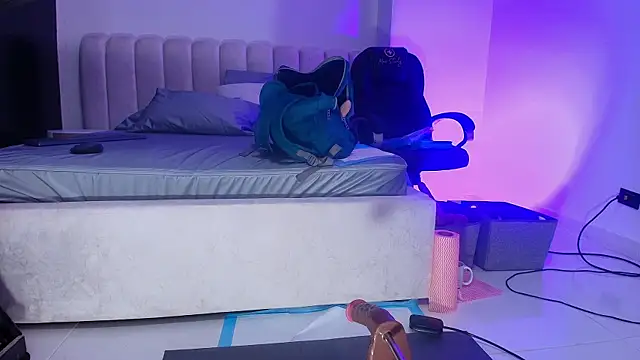 britanyy  online show from 11/13/25, 03:10