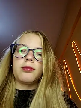 Snapshot of -veranito- chatting on 02/26/25, 03:03 -veranito- online show from 02/26/25, 03:03