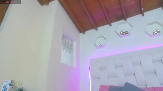 shanakendall online show from 10/30/25, 02:14