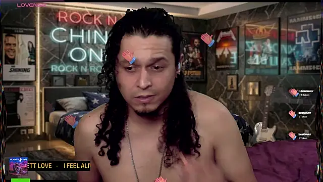 Snapshot of chino_roz chatting on 06/15/26, 10:59 chino roz online show from 06/15/26, 10:59