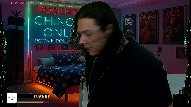 Snapshot of chino_roz chatting on 02/18/26, 06:44 chino roz online show from 02/18/26, 06:44