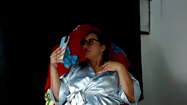 Snapshot of carolinalovee_ chatting on 01/12/25, 04:00 carolinalovee online show from 01/12/25, 04:00