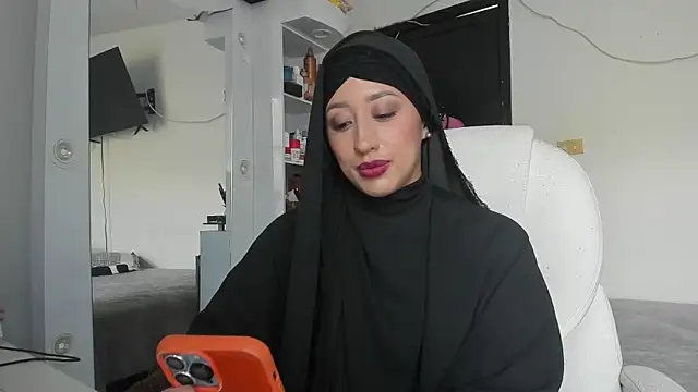 Snapshot of adila_anich chatting on 10/03/25, 10:00 adila anich online show from 10/03/25, 10:00