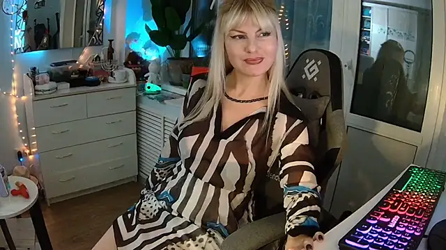 GlamSquirt online show from 11/17/25, 05:28