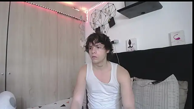 Santiago kiler online show from 04/18/26, 01:02