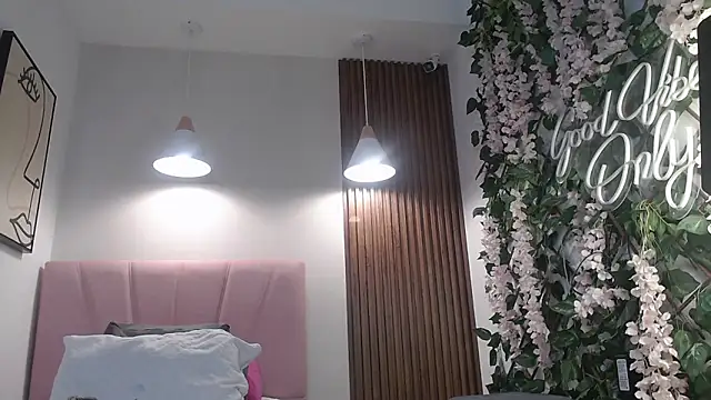 Snapshot of Sassy--Girl chatting on 09/13/25, 11:21 Sassy--Girl online show from 09/13/25, 11:21