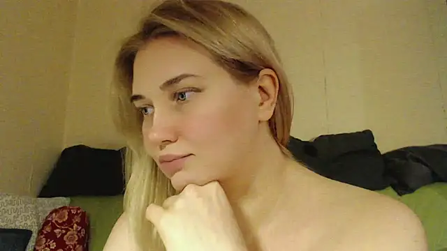 Snapshot of mmmPinUpGirl chatting on 10/04/25, 05:03 mmmPinUpGirl online show from 10/04/25, 05:03