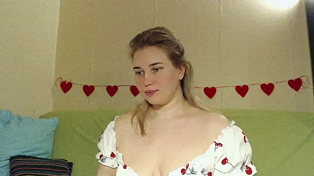 Snapshot of mmmPinUpGirl chatting on 04/22/26, 10:27 mmmPinUpGirl online show from 04/22/26, 10:27