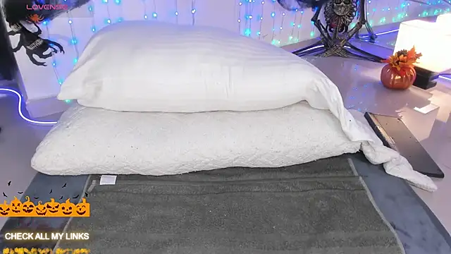 ohyesly  online show from 10/21/25, 10:47