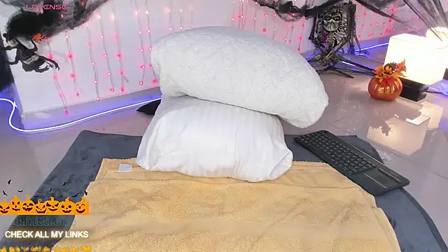 ohyesly  online show from 10/24/25, 10:58