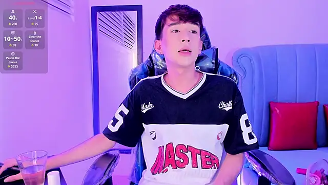 Chris boy  online show from 04/15/26, 07:36